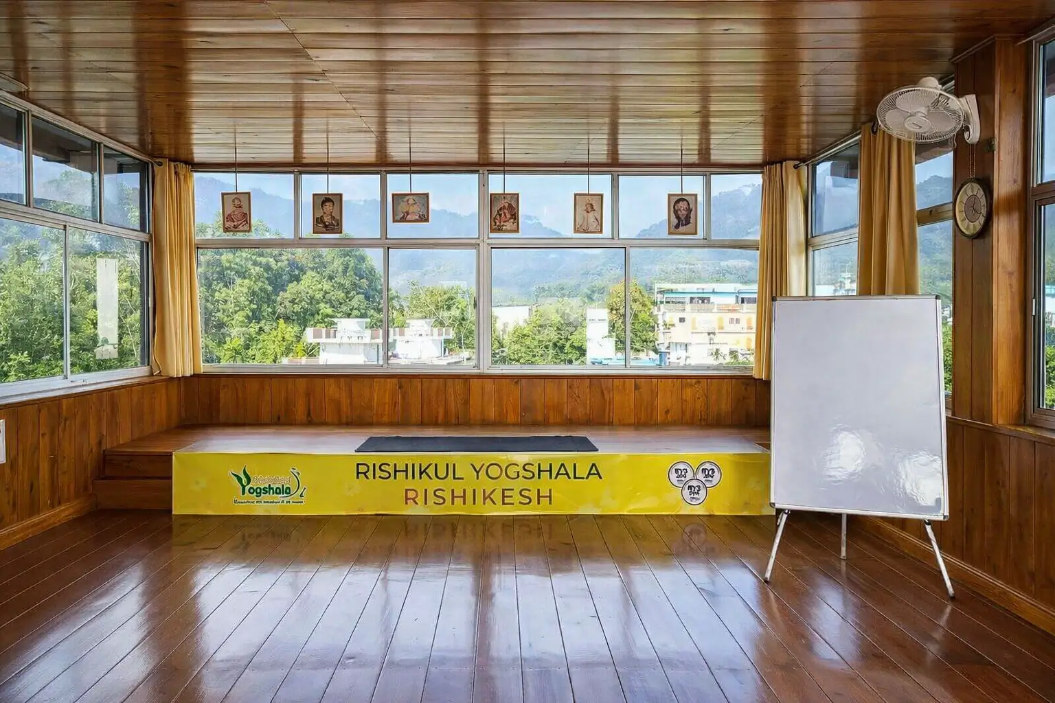 Sala de Yoga da Rishikul Yogshala Rishikesh