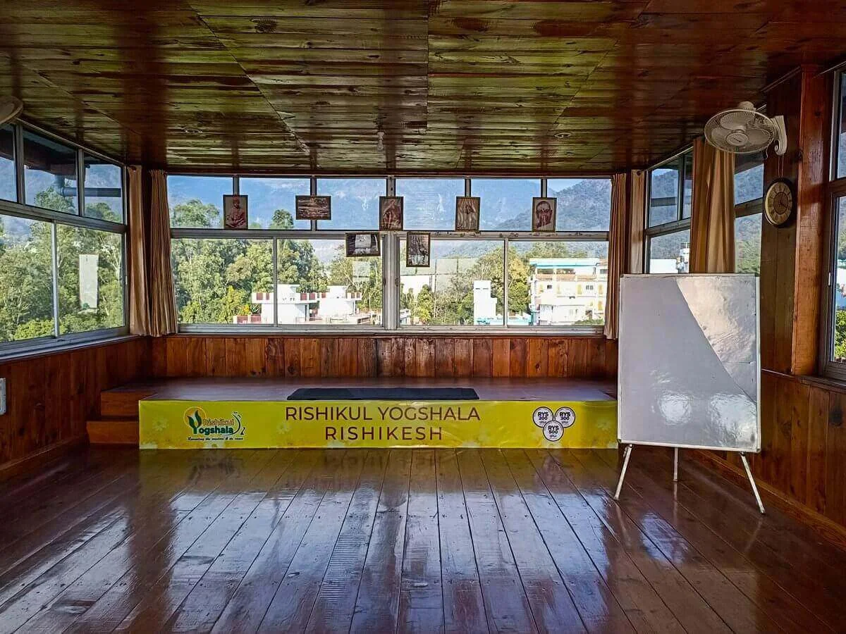 Sala de Yoga da Rishikul Yogshala Rishikesh