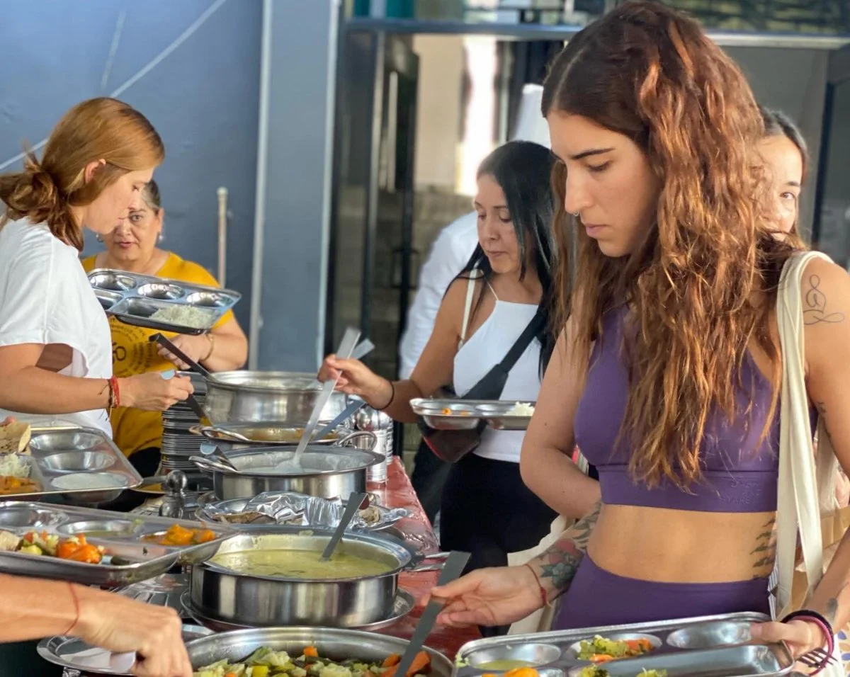 Student van de Yoga Docentenopleiding die sattvisch eten geniet