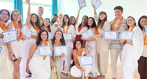 Étudiants après la certification de la formation de yoga de 200 heures à Rishikesh