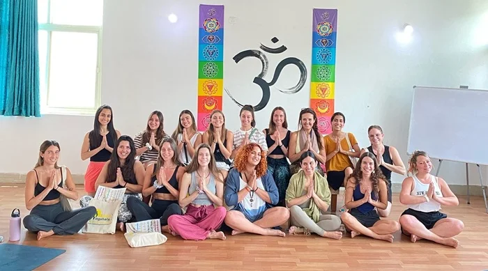 Groupe d'étudiants de la formation de yoga de 200 heures à Rishikesh