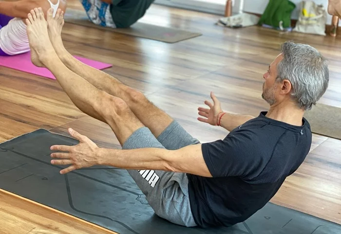 Formation de Yoga de 200 Heures – Étudiants pratiquant le yoga