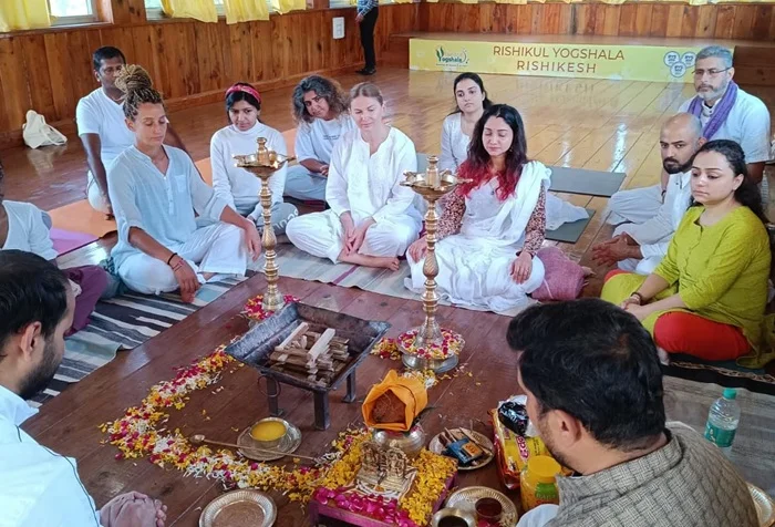 Openingsceremonie van 500 uur yoga opleiding bij Rishikul Yogshala