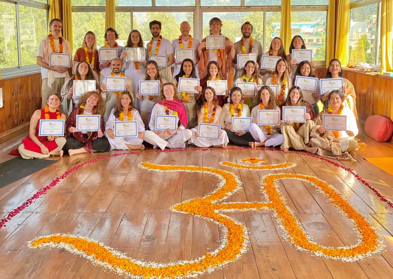 Studenten na certificatie van 500 uur yoga docentenopleiding in Rishikesh