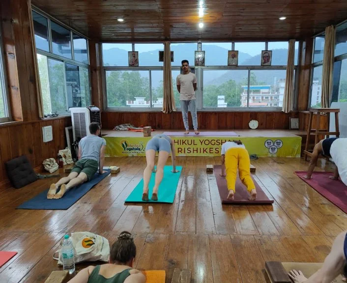 500 Uur Yoga Opleiding bij Rishikul Yogshala Rishikesh