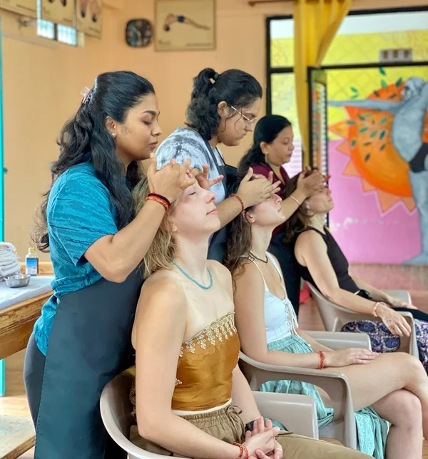 Étudiants pratiquant le massage ayurvédique