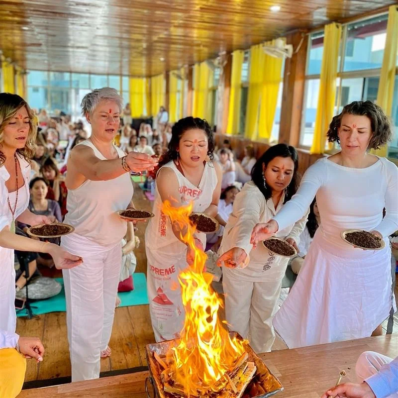 Hawan ceremonie tijdens yogaopleiding Yogabeoefenaar voert hawan ceremonie uit in Rishikesh