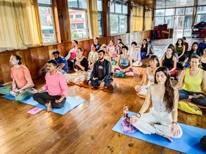 Yogalesrooster bij Rishikul Yogshala Rishikesh