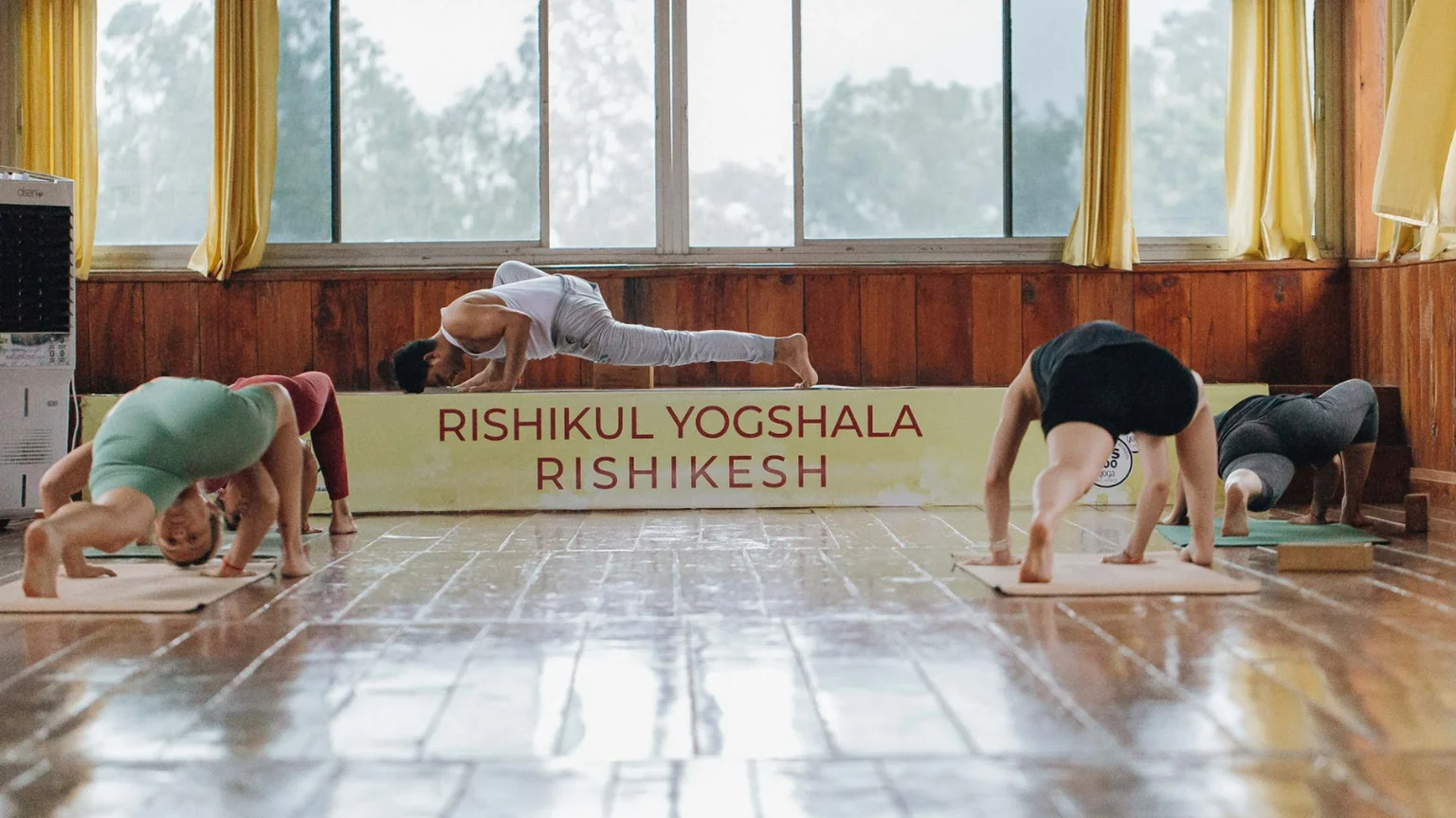 Yogabeoefening tijdens docentenopleiding