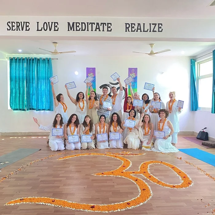 Estudiantes de Yoga TTC durante la ceremonia de certificación