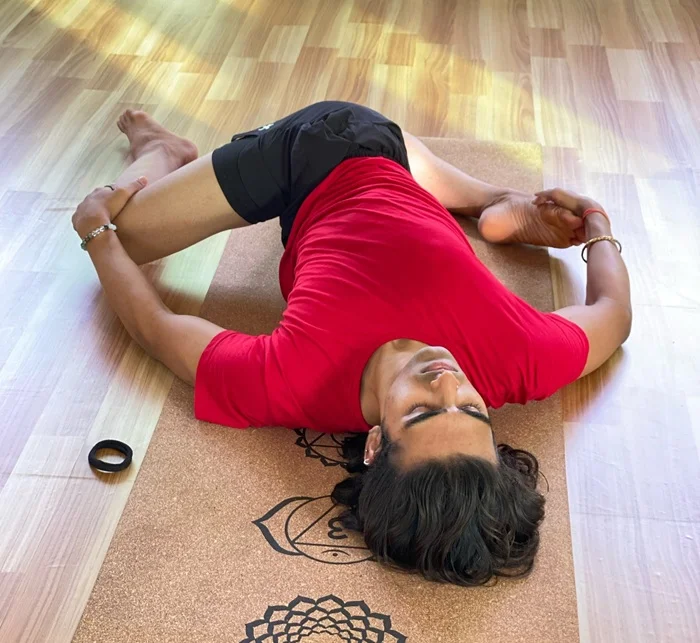 Estudiantes de formación de profesores de yoga practicando poses