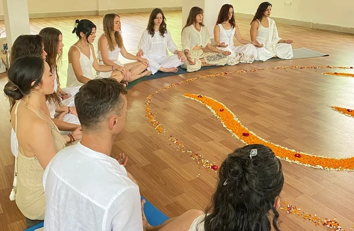 Estudiantes de Yoga TTC practicando posturas de yoga