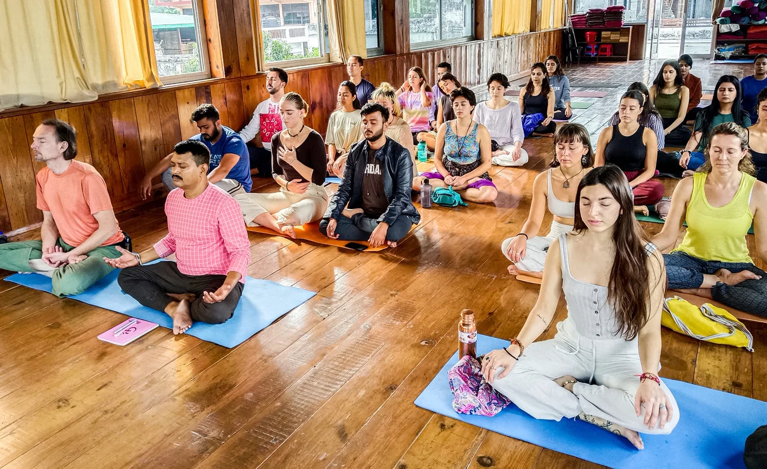 Meditatiesessie bij Rishikul Yogshala Rishikesh