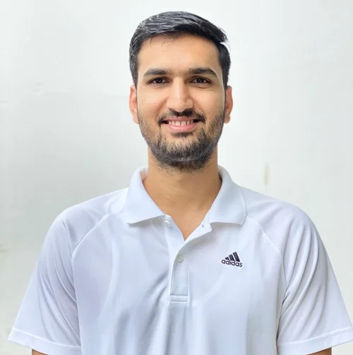 Neeraj - Docent Yogafilosofie, Meditatie & Yoga Nidra bij Rishikul Yogshala Rishikesh