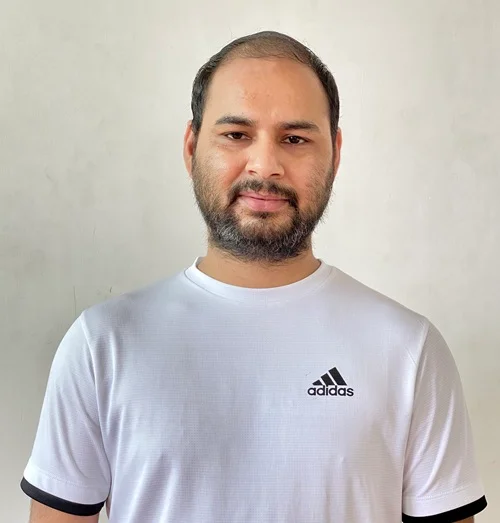 Suraj Choudhary - Docent Hatha Yoga & Pranayama bij Rishikul Yogshala Rishikesh