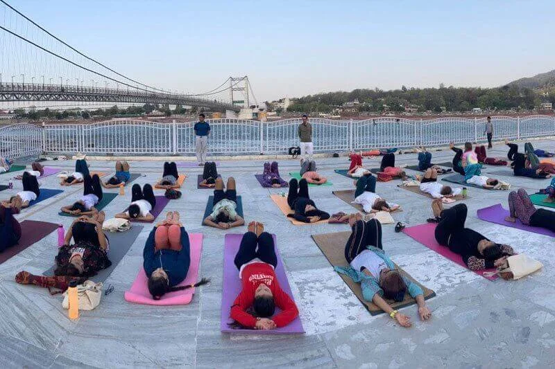 Yoga presso il Gange Yoga sul fiume a Rishikesh